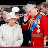 Die Queen und Prinz Andrew stehen nebeneinander.