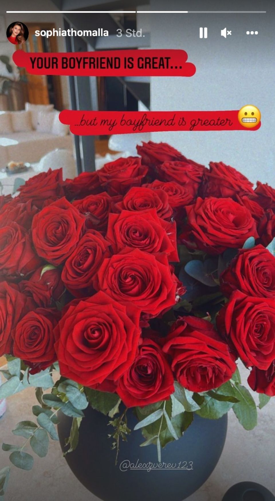 Sophia Thomalla: Sophia Thomalla präsentiert ihren Strauß Rosen, den sie von ihrem Freund Alexander Zverev erhalten hat Sophia Thomalla präsentiert ihren Strauß Rosen, den sie von ihrem Freund Alexander Zverev erhalten hat