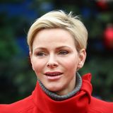 Die Fürstin zeigt sich zur Weihnachtszeit mit einem süßen Pixie-Cut. Sie trägt einen leichten Seitenscheitel und hat die Haare hinter die Ohren geklemmt, so wird ihr schmales Gesicht noch mehr betont.