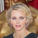 Bei dem 55. Monte-Carlo Television Festival setzt Charlène auf Locken. Sie trägt einen leichten Seitenpony, sonst sind ihre Haare etwa kinnlang.