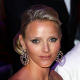 Als Verlobte von Fürst Monaco überzeugt sie auf dem Roten Kreuz-Ball in Monaco nicht nur mit ihrer tollen Robe: Ihre Haare sind in einem raffinierten Knoten im Nacken zusammengefasst.