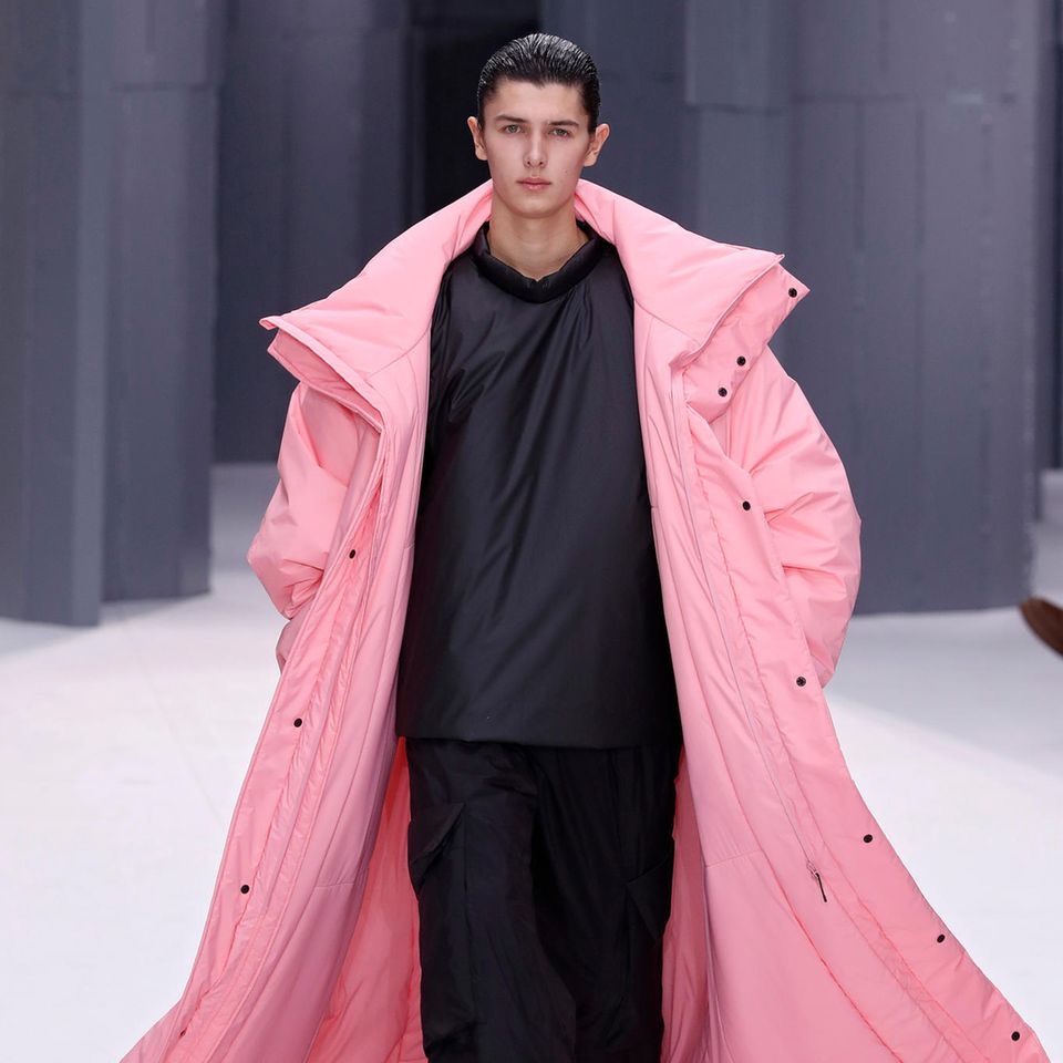Prinz Nikolai läuft auf dem Runway für "Rains" auf der Paris Fashion Week
