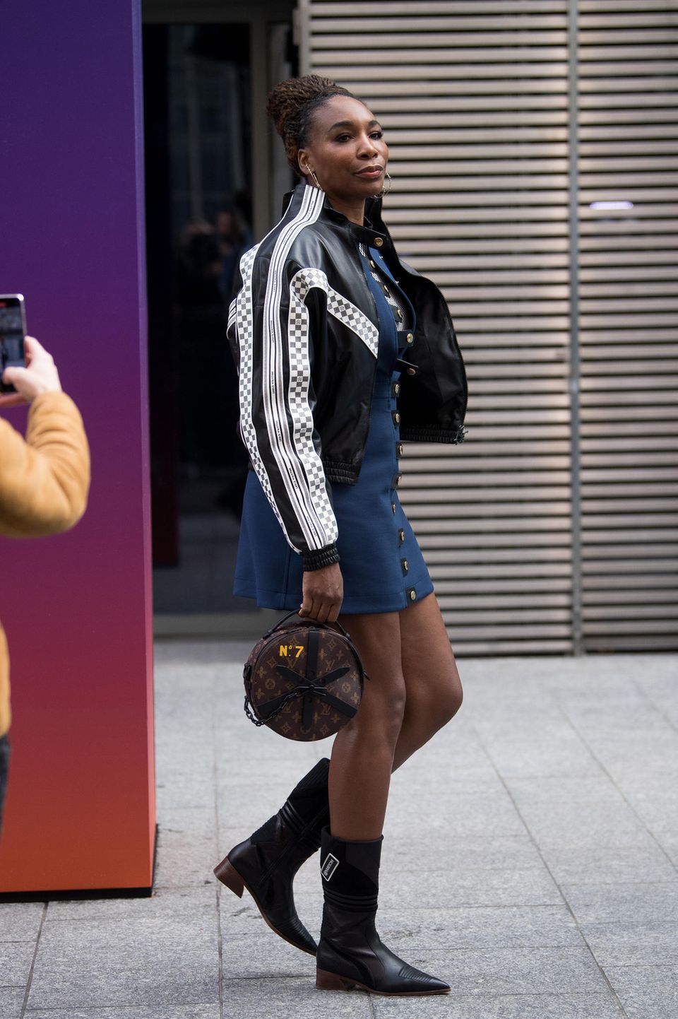 Venus Williams läuft in Paris über eine Straße Venus Williams läuft in Paris über eine Straße