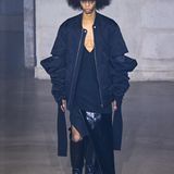 Neben Lack und Leder sind es vor allem neue Proportionen und Silhouetten, die Rick Owen bei seiner Herbst/Winter-Show 2022 zeigt. 