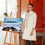 Was für ein aufregender Tag: Am 21. Januar feiert Prinzessin Ingrid Alexandra ihren 18. Geburtstag. Nachdem das norwegische Königshaus bereits  im Vorhinein offizielle Fotos der Jubilarin veröffentlichte, gibt es jetzt auch aktuelle Fotos der Tochter von Kronprinzessin Mette-Marit. Das Geburtstagskind trägt ein weißes Wollkleid mit Jacquard-Muster und Tellerrock von Alexander McQueen. Schwarze schlichte Pumps und eine ebenfalls schwarze Strumpfhose komplettieren das Outfit. 