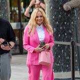 Heute zeigt sich die Sängerin und Designerin in einem Power-Suit in Pink. Eine rosafarbene Beuteltasche von Prada und Plateau-Sandaletten in Grün vervollständigen den Hingucker-Auftritt der 46-jährigen Zweifach-Mama. Emma Bunton scheint auch heute noch Spaß an Mode zu haben. 