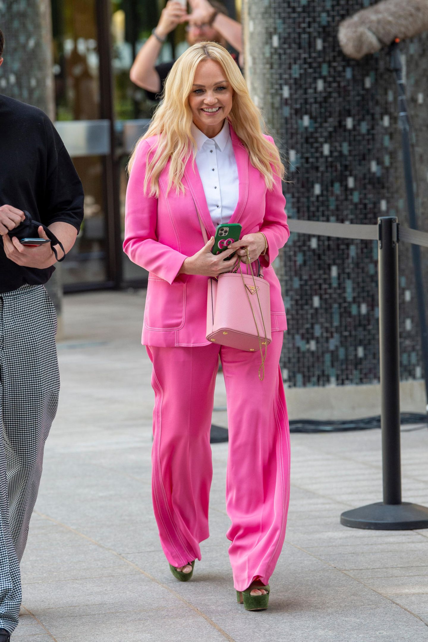 Heute zeigt sich die Sängerin und Designerin in einem Power-Suit in Pink. Eine rosafarbene Beuteltasche von Prada und Plateau-Sandaletten in Grün vervollständigen den Hingucker-Auftritt der 46-jährigen Zweifach-Mama. Emma Bunton scheint auch heute noch Spaß an Mode zu haben. 