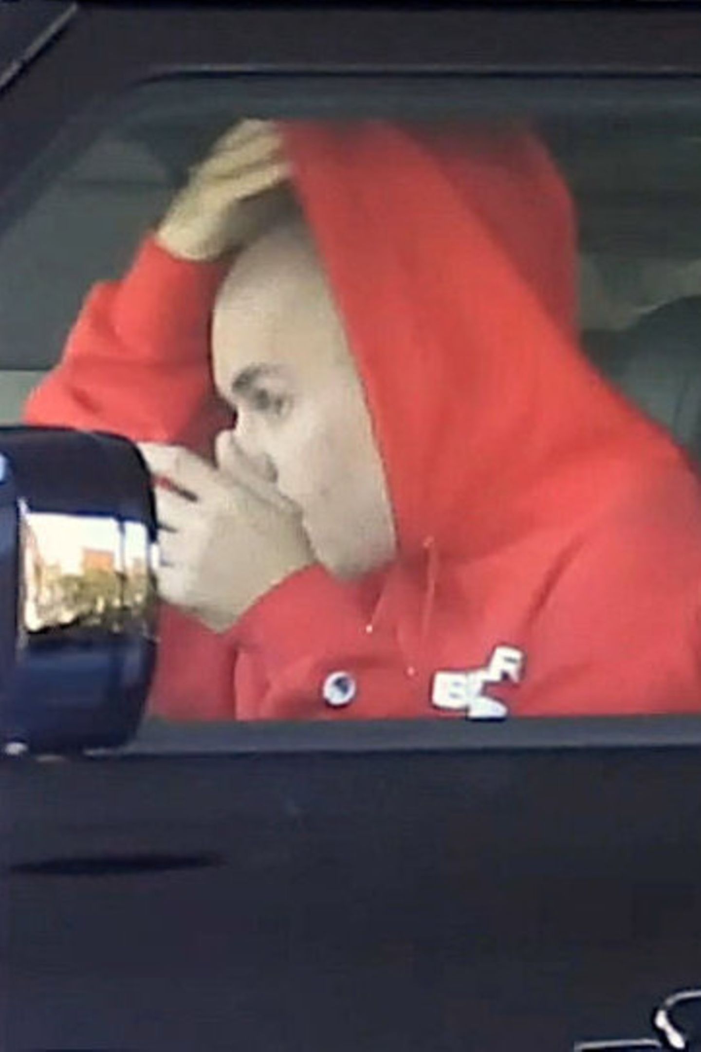 Absicht oder aus Versehen? Justin Bieber läuft den Paparazzi in Beverly Hills mit komplett kahl geschorenem Kopf vor die Linse. Vor rund zwei Wochen hatte er bei Instagram schon einen deutlich kürzeren Haarschnitt präsentiert, jetzt hat er offenbar noch einmal nachgelegt und sich das Haupthaar gänzlich entfernt. Was Hailey davon wohl hält?