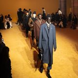 In farblich herbstlichem Ambiente wird die neue Männerkollektion des Luxuslabels Jil Sander in Paris präsentiert.