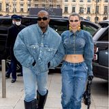 Kanye West und seine neue Flamme Julia Fox lassen es bei ihrem ersten gemeinsamen Besuch der Paris Fashion Week stylemäßig gleich so richtig krachen. Im exzentrischen Denim-Partnerlook besuchen sie die Show des Modelabels Kenzo.