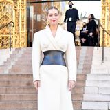 Unternehmerin Chiara Ferragni ist bei der Fashion Show von Schiaparelli die Eleganz in Person. Ihr weißes Kleid mit breiten Schultern wirkt durch den schwarzen Taillengürtel sehr besonders. 
