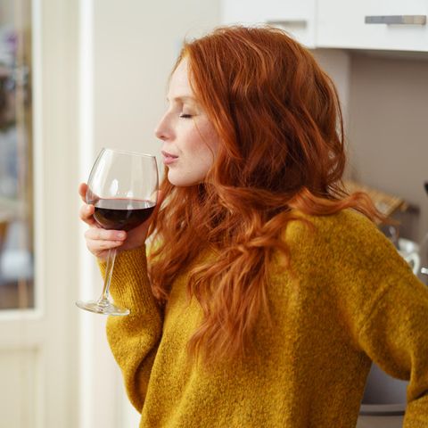 Frau trinkt Wein: Wer intelligent ist, macht weniger Sport und trinkt mehr Alkohol