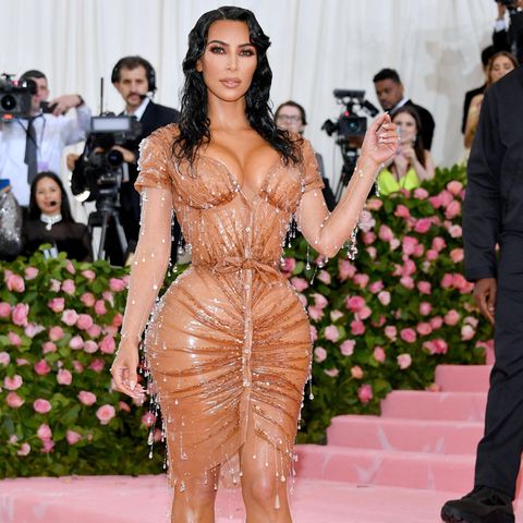 Kim Kardashian gehört zu den größten Fans des französischen Modeschöpfers. Nicht ohne Grund. In ihrem legendären "Wet-Dress" macht Kim Kardashian bei der Met Gala 2019 Schlagzeilen und landet auf jeglichen Best-Dresses-Listen.