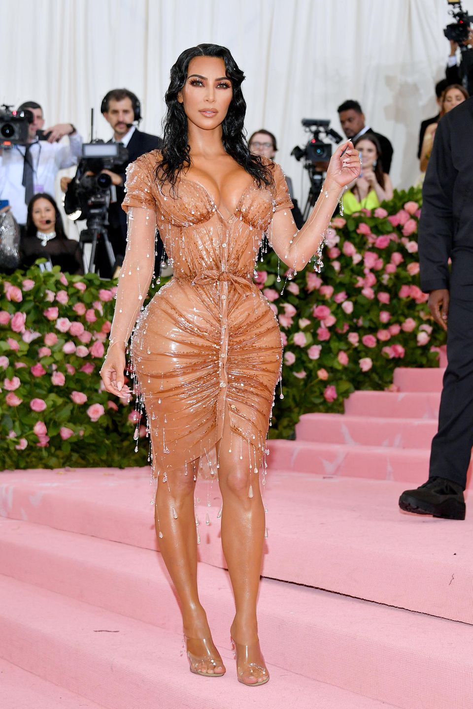 Kim Kardashian gehört zu den größten Fans des französischen Modeschöpfers. Nicht ohne Grund. In ihrem legendären "Wet-Dress" macht Kim Kardashian bei der Met Gala 2019 Schlagzeilen und landet auf jeglichen Best-Dresses-Listen. Kim Kardashian gehört zu den größten Fans des französischen Modeschöpfers. Nicht ohne Grund. In ihrem legendären "Wet-Dress" macht Kim Kardashian bei der Met Gala 2019 Schlagzeilen und landet auf jeglichen Best-Dresses-Listen.