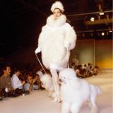 Ein Look, der in der heutigen Zeit für ordentlich Drama sorgen würde: 1982 schickt Mugler das Model Inès de La Fressange in einem Pelz-Outfit über den Laufsteg. In beiden Händen hält das Model weiße Pudel. Ein Moment, der mit seiner Extravaganz direkt in die Geschichte einging.