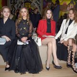 Bei der Dior-Show finden sich noch weitere Adelige in der Frontrow: Lady Amelia Windsor, Nadia Tereszkiewicz, Stella Banderas und Camille Rowe lassen sich sie schönen Couture-Designs nicht entgehen. 