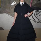 Ernste Miene zum schönen Spiel: Rosamunde Pike posiert beim Photocall der Dior Haute-Couture-Show super lässig in ihrem schwarzen Dress. Das Perlen-Netz vor ihrem Gesicht macht ihren Look noch spannender.