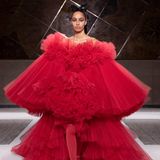 Auf der Modenschau von Giambattista Valli für die Haute Couture Spring/Summer 2022 präsentieren die Models extravagante und wunderschöne Kleider, die perfekt auf die roten Teppiche dieser Welt passen. 