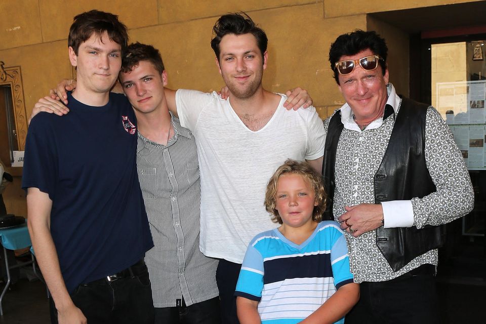 Michael Hudson (re.) mit seinen vier Söhnen auf einer Film-Veranstaltung in Hollywood 2013. Hudson Madsen (2.v.l.) ist gestorben.