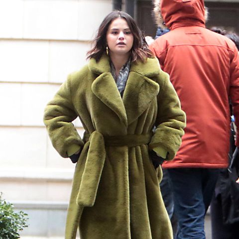 Selena Gomez dreht momentan für die Mystery-Serie " Only Murders in the Building" im wohlhabenden New Yorker Stadtviertel Upper East Side. Die Sängerin ist bei den eisigen Januar- Temperaturen draußen aber gut gewappnet. Gomez trägt einen XL-Pelzmantel in Grün. Dazu kombiniert sie eine schwarze Stoffhose mit schwarzen Loafern! Ein wirklich cooler Look. Wir sind gespannt, wann wir diesen Look in der Serie wiedererkennen.