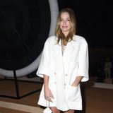 Als eine der beliebtesten Botschafterinnen von Chanel darf Margot Robbie bei der Haute Couture Show in Paris natürlich nicht fehlen. Die Schauspielerin trägt einen weißen Oversize-Blazer aus Tweed als Kleid und kombiniert dazu schmale Stiefel. Die Mini-Bag rundet ihren klassischen und sehr schönen Look ab. 