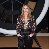 Vanessa Paradis präsentiert sich in einer floralen Bluse und trägt dazu eine schwarze Seidenhose sowie dunkle Stiefel. Den unaufgeregten und leichten Look, für den Französinnen bekannt sind, hat das Model perfektioniert und begeistert damit immer wieder. Dank ihrer engen Verbindung  und Freundschaft zu dem französischen Modenhaus, ist sie auf fast jeder Show vertreten. 