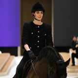 Einen ganz besonderen Auftritt legt Charlotte Casiraghi bei der Haute Couture Show von Chanel hin. Sie eröffnet die Modenschau auf einem Pferd und reitet den Laufsteg entlang. Dies ist eine ganz  besondere Ehre für die Tochter von Caroline von Hannover. Sie trägt eine elegante Jacke aus Tweed und dazu eine Reithose sowie Reitstiefel. 