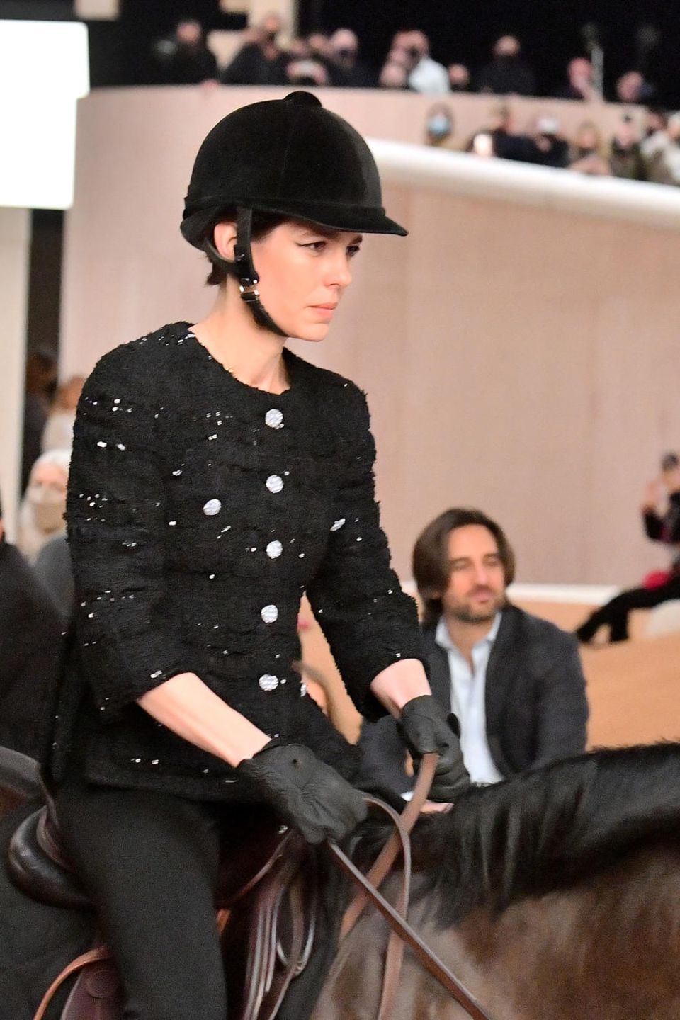 Charlotte Casiraghi reitet auf einem Pferd über den Laufsteg