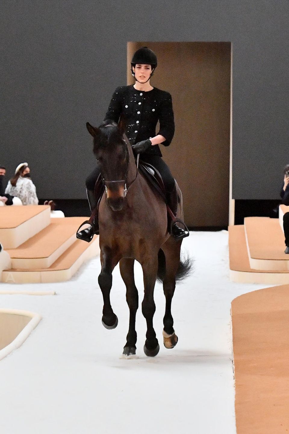 Charlotte Casiraghi reitet auf einem Pferd über den Laufsteg