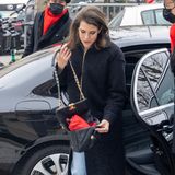 Charlotte Casiraghi macht sich nach ihrem Auftritt bei der Haute-Couture-Show von Chanel auf dem Weg zu einem Mittagessen mit ihrem Ehemann. Natürlich trägt Charlotte Chanel; zu einen dunkelblauen Mantel, in den dünne Glitzer-Fäden eingewebt wurden, kombiniert sie eine schwarze Tasche und Jeans.