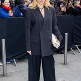 Tina Leung posiert vor dem Eingang zur Valentino-Fashionweek