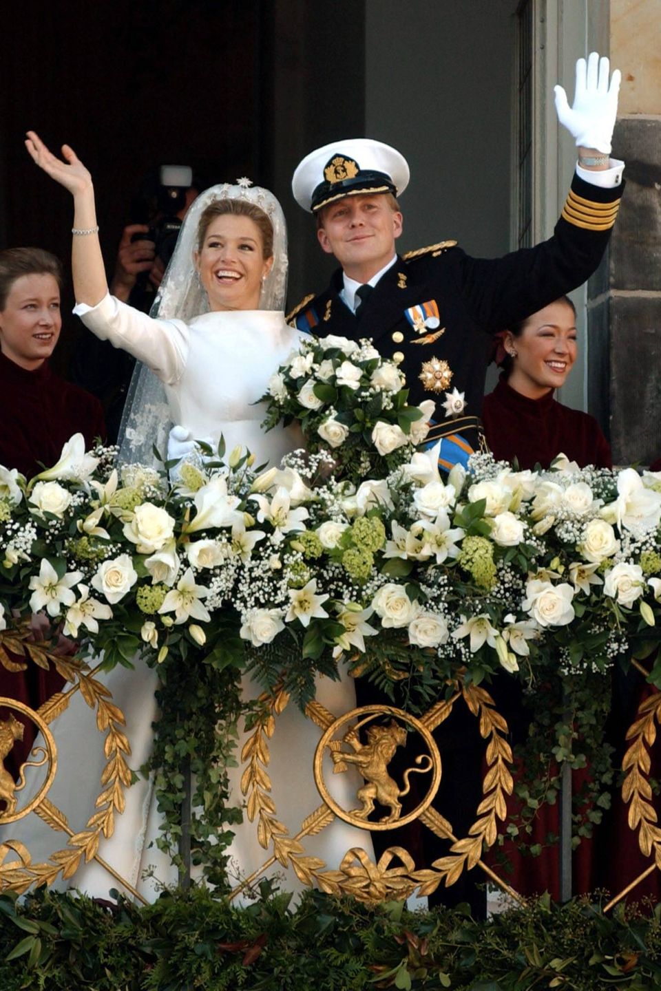 Máxima und Willem-Alexander winken nach ihrer Hochzeit vom Balkon