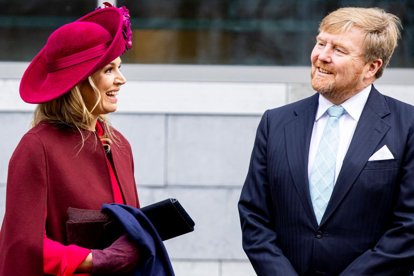 Königin Máxima und König Willem-Alexander lächeln sich gegenseitig an