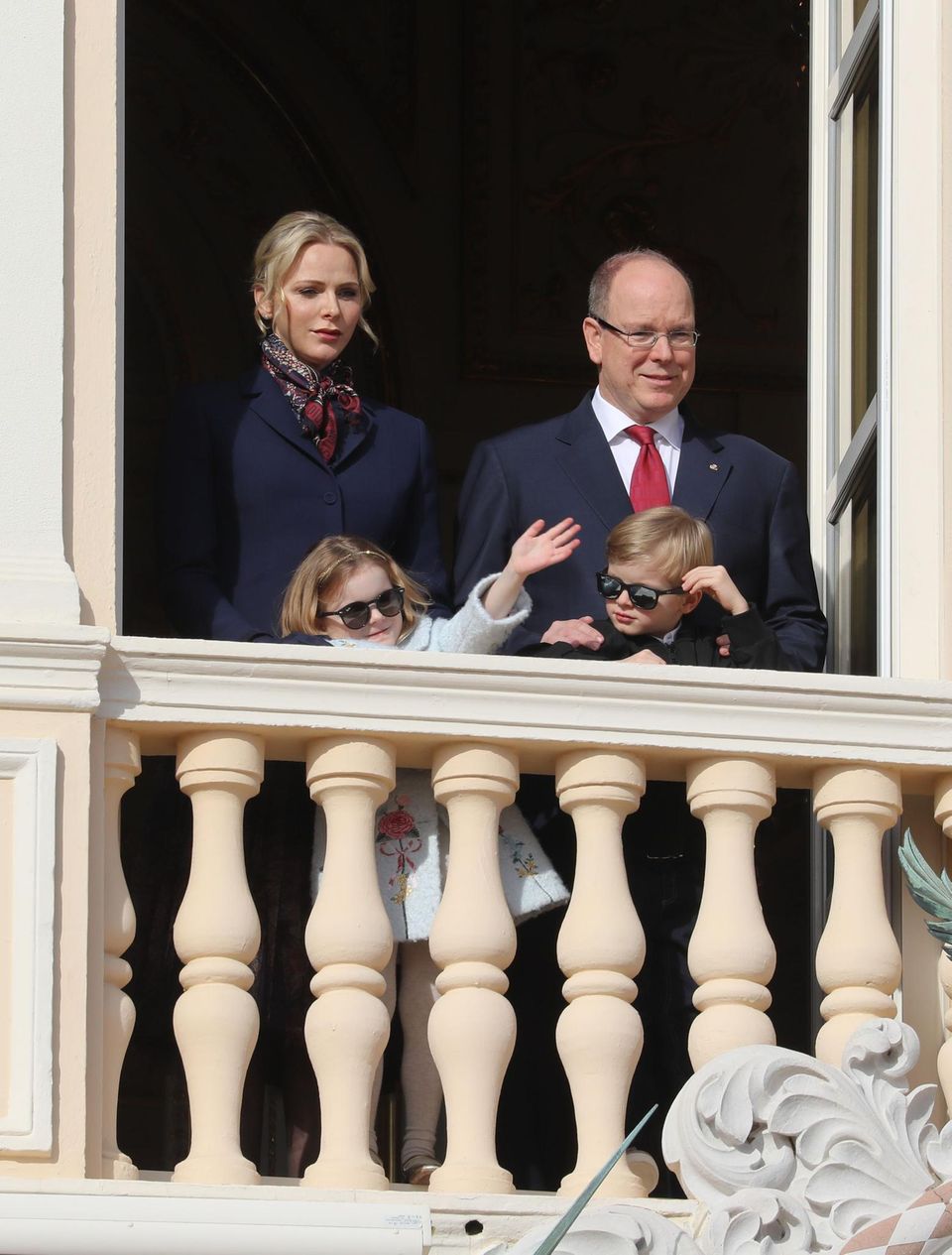 Fürstin Charlène, Fürst Albert, Prinzessin Gabriella und Prinz Jacques grüßen am 27. Januar 2021 vom Balkon des Palastes.