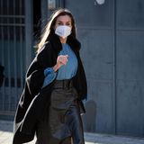 Königin Letizia von Spanien nimmt an einem Meeting mit Mitgliedern der Spanish Association Against Cancer (AECC) teil, welche sie sehr regelmäßig besucht. Für das Treffen trägt sie einen schwarzen Midi-Rock aus Leder von Boss sowie eine blaue Bluse von Pol Studio, einem nachhaltigen Modelabel. Dazu wählt die Königin ein schwarzes Cape von Carolina Herrera, welches schone viele ihre Looks abgerundet hat sowie ihre allseits beliebte Clutch von Nina Ricci und schwarze Pumps von Magrit. 