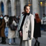 Clotilde Courau posiert vor der Elie Saab Haute-Coutoure-Show in Paris auf der Straße