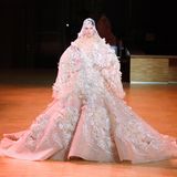 Ein Model läuft für Elie Saab in Haute Coutoure