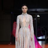 Ein Model läuft für die Elie Saab Haute-Coutoure-Show in Paris