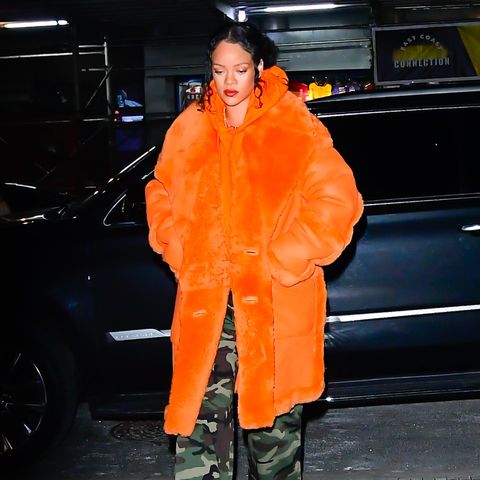 Neon ist zurück und es zeigt sich noch vielfältiger und bunter, als wir es bisher kannten. Style-Königin Rihanna zeigt, dass Orange wirklich cool kombiniert werden kann. Der knallige Oversize-Mantel passt perfekt zu der Hose im Military-Style. Dazu noch der orangefarbene Kapuzenpullover sowie das passende Make-up in Pfirsichtönen und  ein lässiger Look steht. Etwas anderes hätten wir von der Sängerin auch nicht erwartet. 