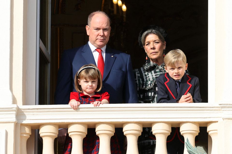 Fürst Albert, Prinzessin Caroline von Hannover, Prinzessin Gabriella und Prinz Jacques beim traditionellen "Gruß vom Balkon" am 27. Januar 2022.