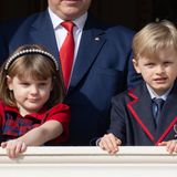 Bei den Feierlichkeiten zum Tag der Sainte Dévote 2022 präsentiert sich die monegassische Familie auf dem Balkon des Fürstenpalastes. Neben Fürst Albert II von Monaco und Prinzessin Caroline sind auch die Kinder des Fürsten Prinz Jacques und Prinzessin Gabriella dabei. Die Zwillinge tragen farblich aufeinander abgestimmte Kleidung. Die Prinzessin zeigt sich in einem roten Kleid mit dunkelblauem Muster und einem süßen perlenbesetzten Haarreif. Ihr Bruder trägt einen dunkelblauen Anzug mit roter Ziernaht. Sogar Krawatte und Anzug von Papa Albert harmonieren farblich mit den Looks der Kids. 
