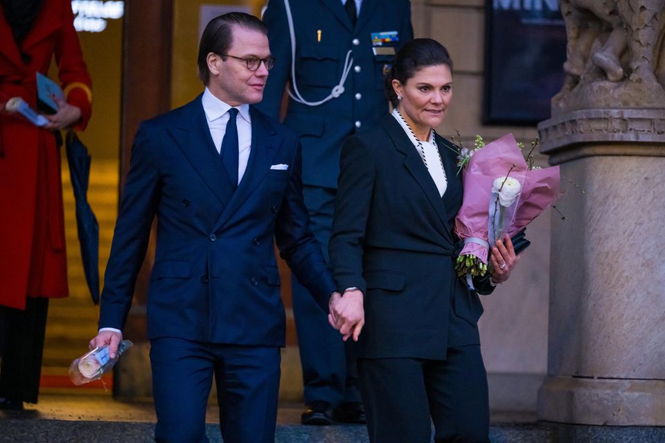 Prinzessin Victoria Hand in Hand mit Prinz Daniel nach ihrer Rede bei der Feier der Micael-Bindefeld-Stiftung am Holocaust-Gedenktag, 27. Januar 2022, in Stockholm.