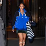 Wer hätte das gedacht? Rihanna zeigt bei ihrem neuesten Look, dass ein Minirock mit Felleinsatz hervorragend zu einer knallblauen Trainingsjacke passt. Bei der Sängerin ist jedes Outfit ein neues Experiment und mit dem Look beweist sie, dass diese ihr immer wieder gelingen. Zu der außergewöhnlichen Kombination trägt sie High Heels mit Schnürung sowie eine gestreifte Fellstola. 