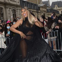 Schwungvoll und sexy schwebt Laverne Cox zur Fashion-Show von Jean-Paul Gaultier in Paris.