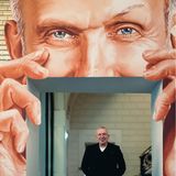 Jean-Paul Gaultier gibt es bei der Präsentation seiner neuen Haute-Couture-Kollektion gleich zweimal zu sehen, in echt und ganz groß.