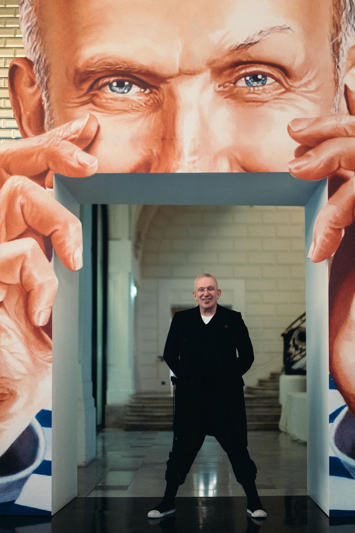 Jean-Paul Gaultier gibt es bei der Präsentation seiner neuen Haute-Couture-Kollektion gleich zweimal zu sehen, in echt und ganz groß.