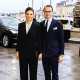 Nach ihrer Corona-Erkrankung zeigt sich Prinzessin Victoria mit Prinz Daniel nach Wochen das erste Mal wieder gemeinsam in der Öffentlichkeit. Der Anzug-Look, den beide tragen, ist dabei jedoch so dezent wie nur möglich, denn sie besuchen anlässlich des Holocaust-Gedenktages (27. Januar) eine Veranstaltung in Stockholm.