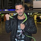 Marc Terenzi posiert im Flughafen mit einer Gummi-Schlange um den Hals.