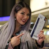Jenny Frankenhauser posiert mit Tickets in der Hand.
