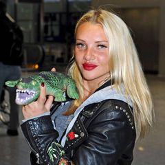 Evelyn Burdecki posiert mit einem Krokodil.